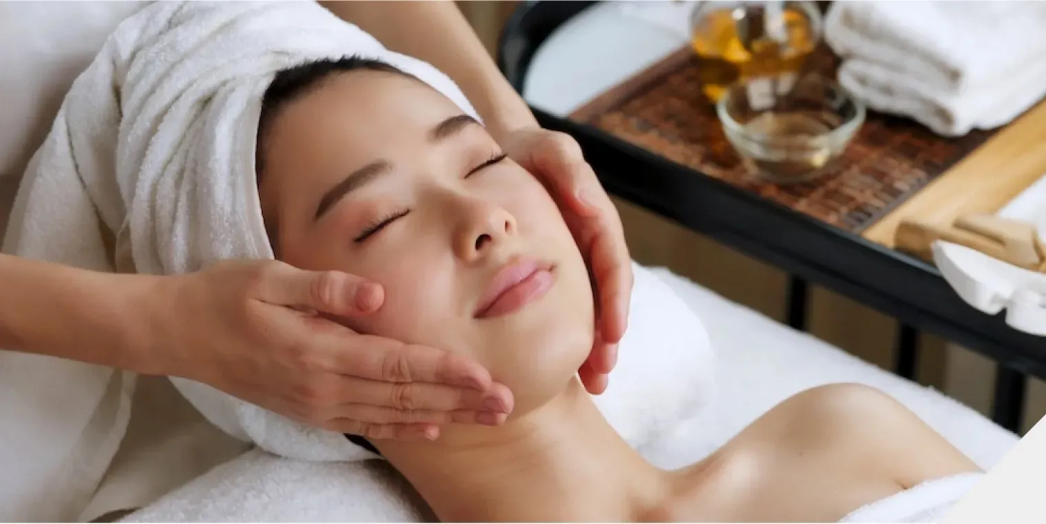 穏やかな表情で、優しい手の温もりを感じながら、至福のひとときを過ごす女性。