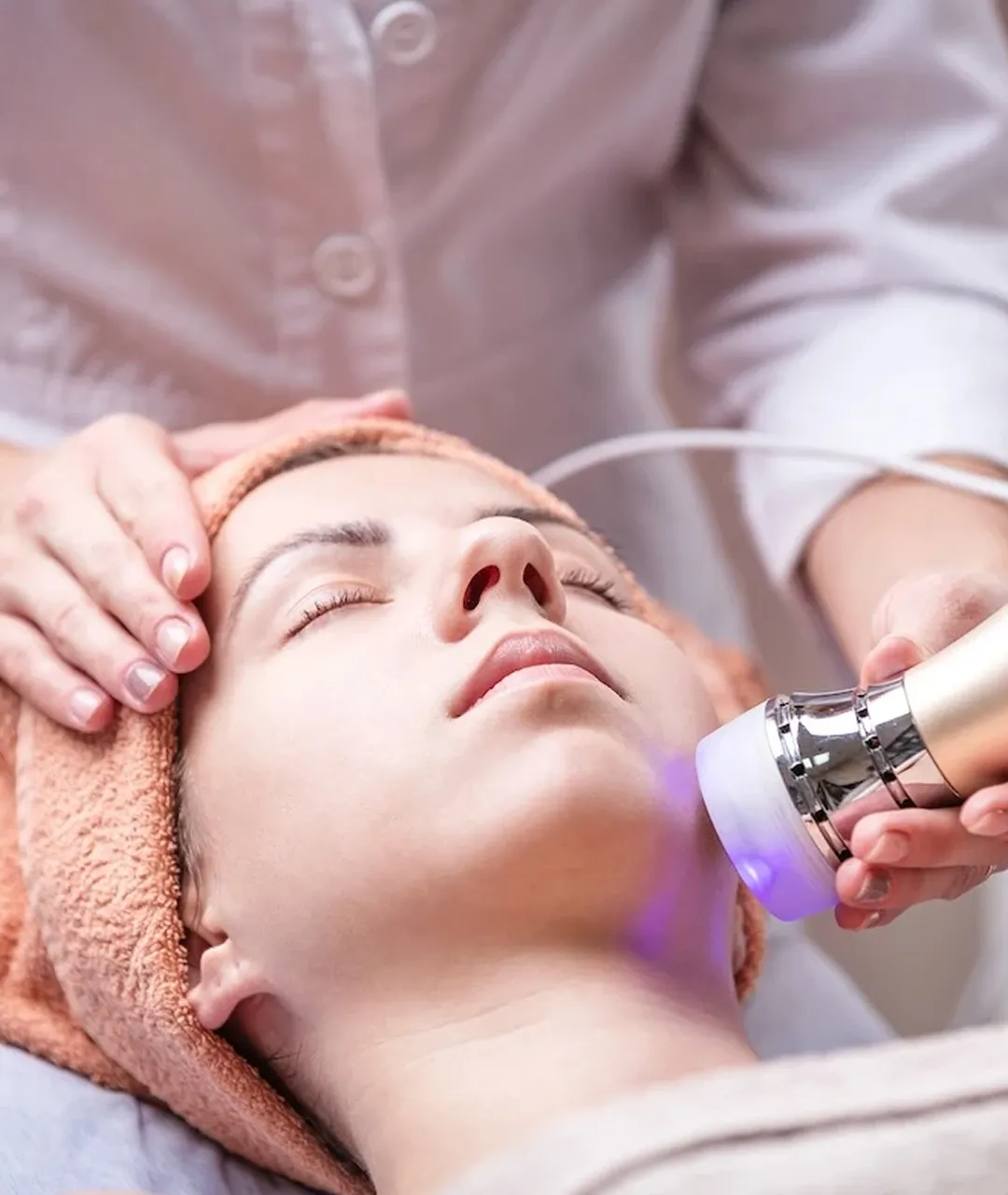 リラックスした表情の女性。専門家の手によって、肌のケアが行われている。